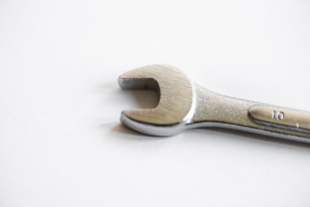 新月形扳手关闭白色背景与复制空间图片下载