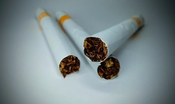 香烟在白色背景上图片下载