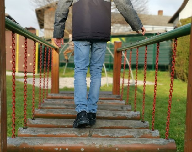 操场上的孩子图片下载