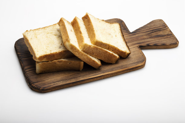 新鲜的自制切片面包在木制砧板的背景图片下载