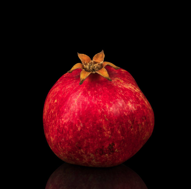 整个石榴果实在黑色的背景上，与反射图片下载