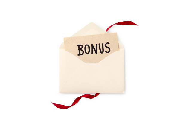 奖金礼品卡与打开信封和红丝带图片下载