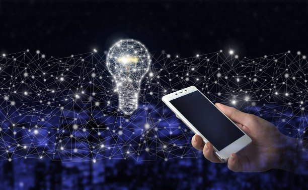 创新、头脑风暴、灵感和解决方案的概念。手持白色智能手机与数字全息灯泡标志城市黑暗模糊的背景。图片下载