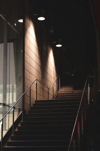 晚上楼梯图片下载