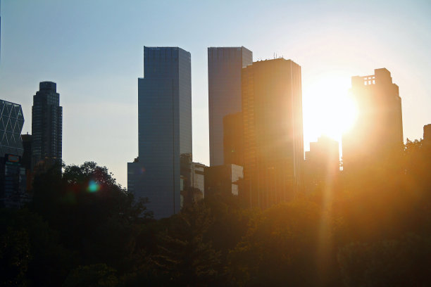 从纽约中央公园看现代摩天大楼后面的日落图片下载