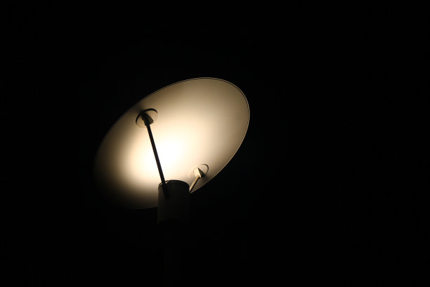 夜晚街道上一盏设计灯的阴影图片下载