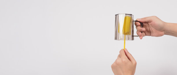 清洁和洗碗的概念。在白色背景上的男子洗手喝玻璃。用黄色软海绵棒清洗饮用玻璃。用海绵刷清洗杯子。新冠肺炎时代的消毒卫生图片下载