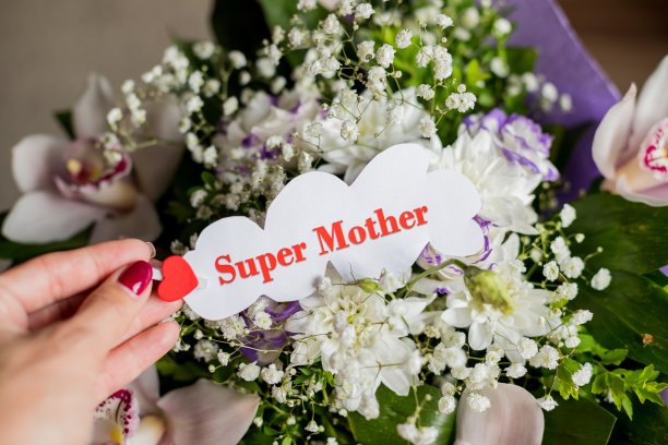 手工制作的母亲节贺卡和美丽的彩色花束。在鲜花环绕的卡片上用英语表达爱图片下载