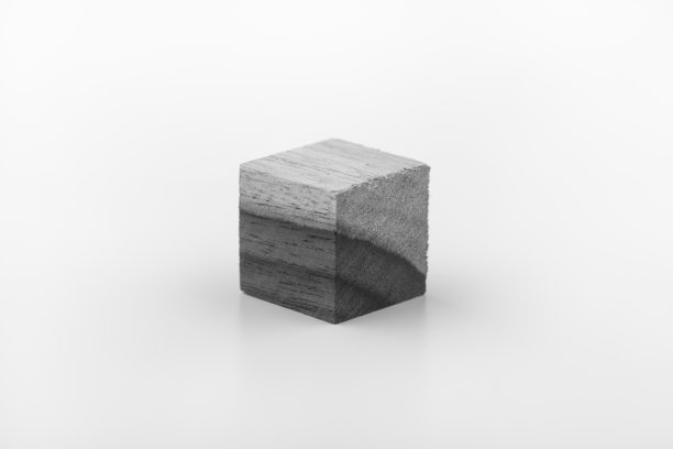 白色背景上的一个木制立方体图片下载