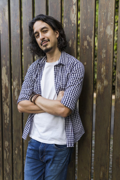 木墙上男人的画像图片下载