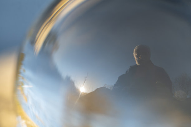 镜头反映了新冠病毒泡沫破裂后模糊而压抑的生活图片下载