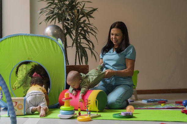 理疗医生给她的病人做运动，感觉疗法女孩图片下载