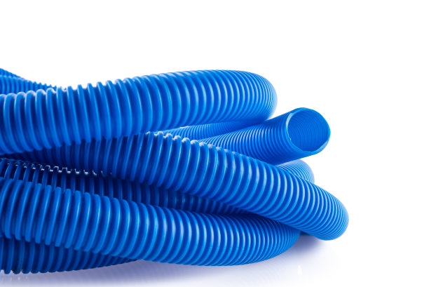 一卷塑料波纹管，用于电气安装，隔离在白色背景上图片下载