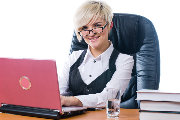 年轻的女商人在办公室用笔记本电脑图片下载