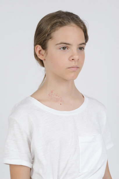 模特样品，白色背景下穿着深色裤子和白色衬衫的白人少女，图片下载