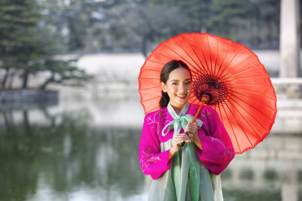 在韩国首尔著名的旅游景点，身穿韩服的少女图片下载