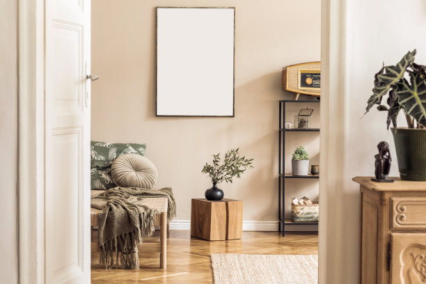 韩国风格的客厅室内设计，现代躺椅，枕架，藤条篮子，复古收音机，鲜花和优雅的个人配饰。在米色墙上模拟绘画。模板图片下载