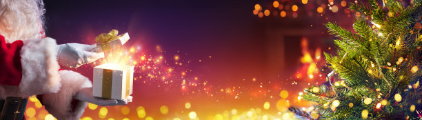 圣诞老人用树上的魔星打开圣诞礼物图片下载