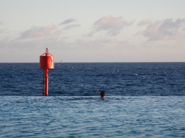 库拉索的万丽酒店泳池里的年轻女子图片下载