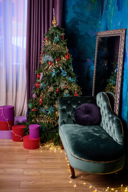 在室内的圣诞树下装饰和礼物。图片下载