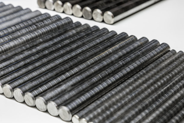 一盏灯上有不同直径的钢条图片下载