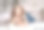 漂亮的白人女孩躺在床上想着一杯咖啡和电话圣诞节图片下载