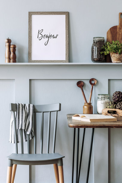 厨房内部的时尚组成，木制家庭桌椅，蔬菜，香草，植物，水果，食品和厨房配件的灰色家居装饰概念。图片下载