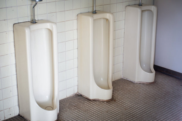 肮脏的男厕所的照片图片下载