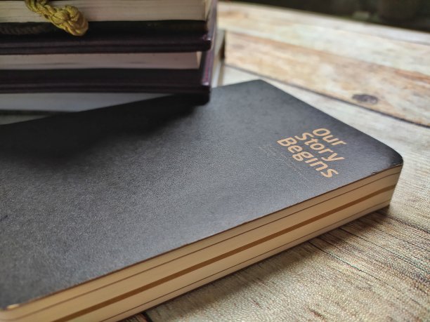 一些书在桌子上图片下载