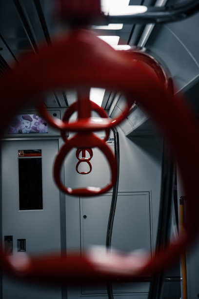 红色手柄在火车上图片下载