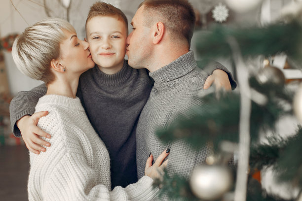 人们穿着冬天的衣服在圣诞节的气氛中图片下载