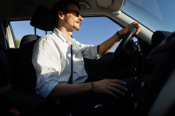 从侧面看，一个年轻的高加索人在开车图片下载