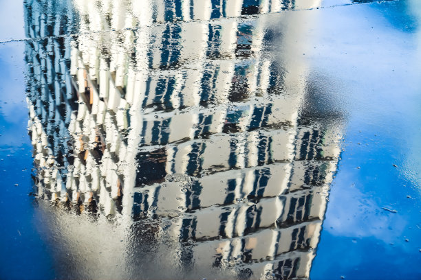 办公楼倒映在一滩水里图片下载