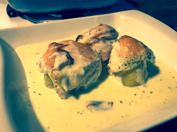 土豆配鱼片酱汁。图片下载