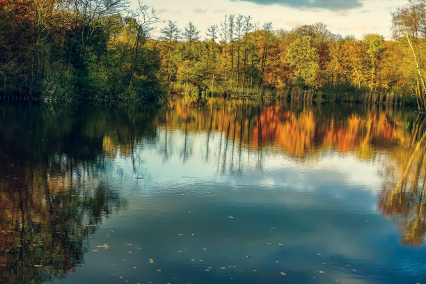 德国秋天的湖景。这个湖被称为“巴格诺湖”。图片下载