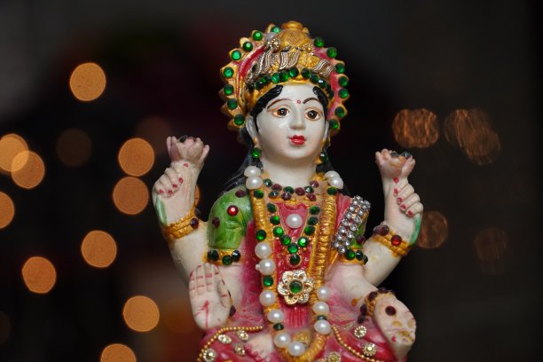 排灯节之夜，印度圣人雕像图片下载