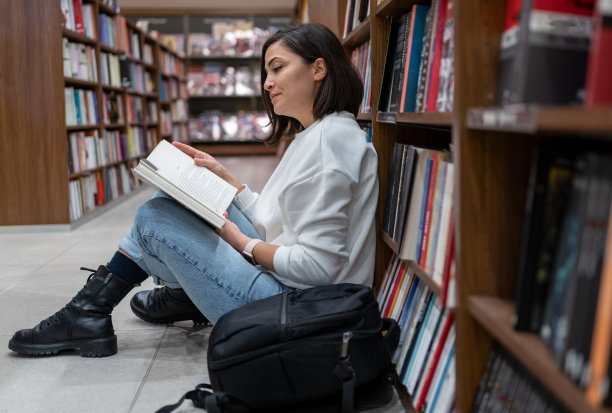 女人在图书馆图片下载