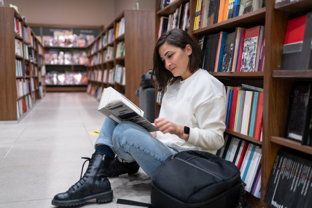 女人在图书馆图片下载