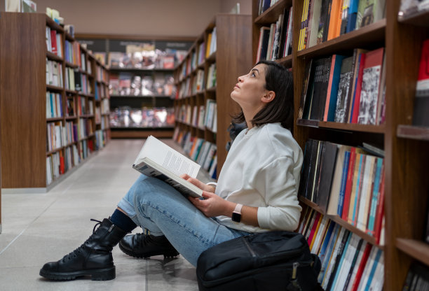女人在图书馆图片下载