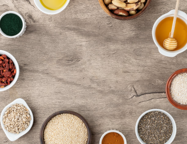 各种各样的超级食物在木制背景和复制空间。奇亚藜，燕麦，亚麻籽，蜂蜜，螺旋藻等图片下载