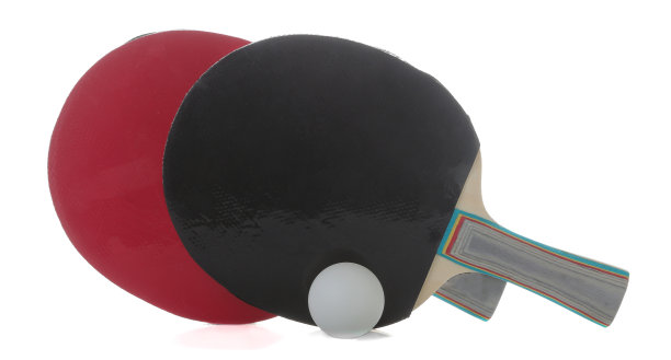 乒乓球。在白色孤立背景上的乒乓球拍。体育游戏图片下载