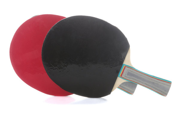 乒乓球。在白色孤立背景上的乒乓球拍。体育游戏图片下载