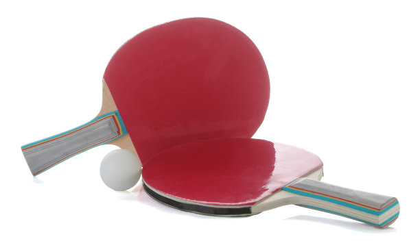 乒乓球。在白色孤立背景上的乒乓球拍。体育游戏图片下载
