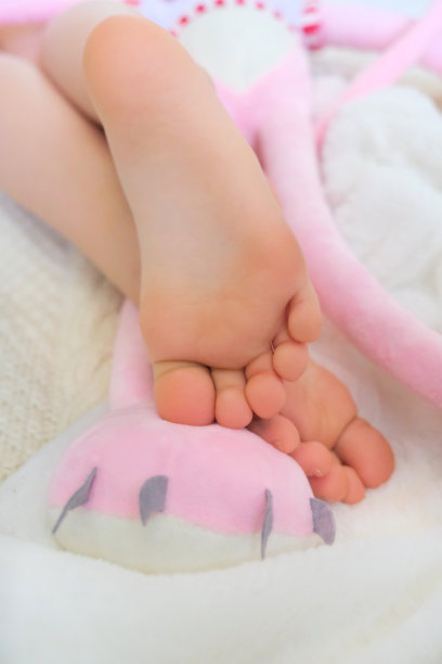 光着脚，玩着玩具放松。懒惰的节日的概念图片下载