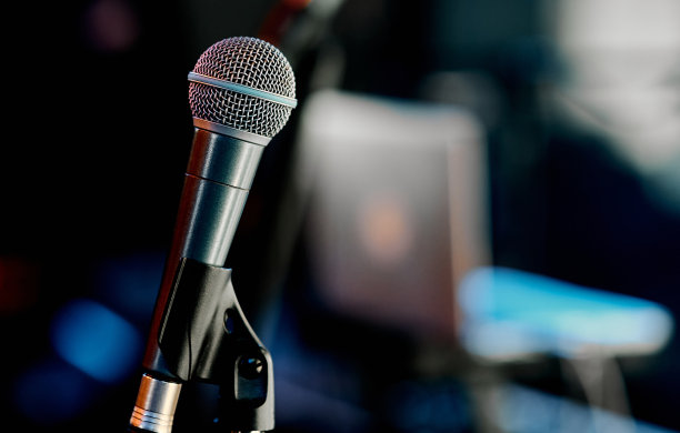 麦克风在舞台上的咖啡馆餐厅酒吧与模糊笔记本电脑图片下载