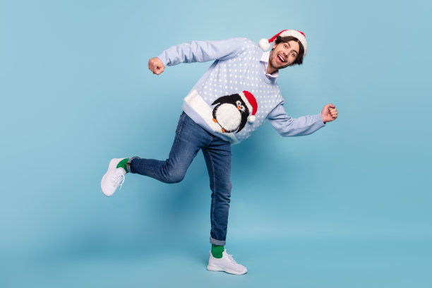 快乐的快乐的积极的人好心情跑步者的全长照片假日销售孤立在蓝色的背景图片下载