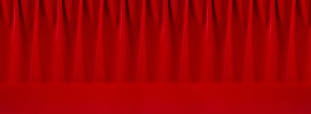 丰富的经典抽象剧场场景与红色丝绸窗帘与光滑的波浪作为旗帜的网站。空的舞台背景，标题设计，显示，展示产品的横幅。图片下载