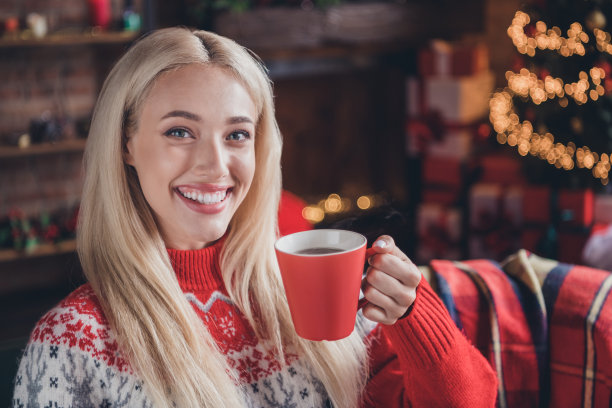 年轻女孩的照片快乐积极的微笑喝咖啡茶杯休息暂停放松圣诞节气氛室内图片下载
