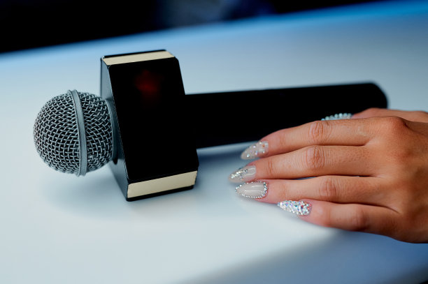 麦克风放在一张白色的桌子上，旁边放着一个空盘子，上面写着字图片下载