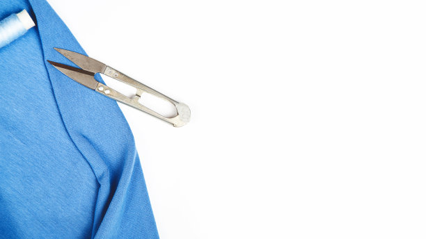 女人的爱好。为裁缝店设置剪刀，缝纫工具，蓝色织物在白色背景俯视图图片下载